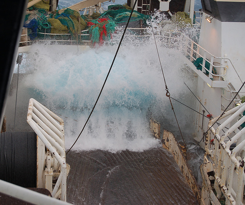  Huge Waves and Ships