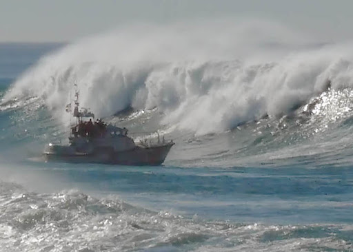  Huge Waves and Ships