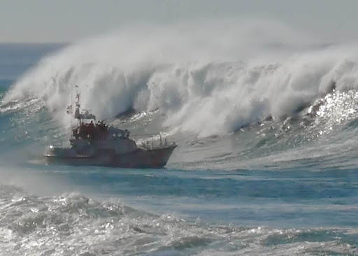 Huge Waves and Ships 