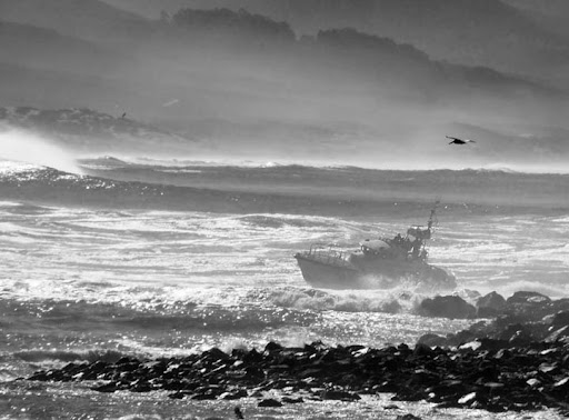  Huge Waves and Ships