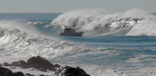  Huge Waves and Ships