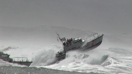  Huge Waves and Ships