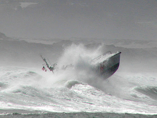  Huge Waves and Ships