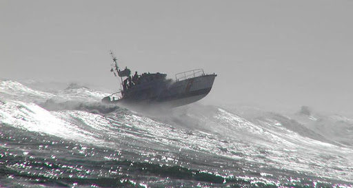  Huge Waves and Ships